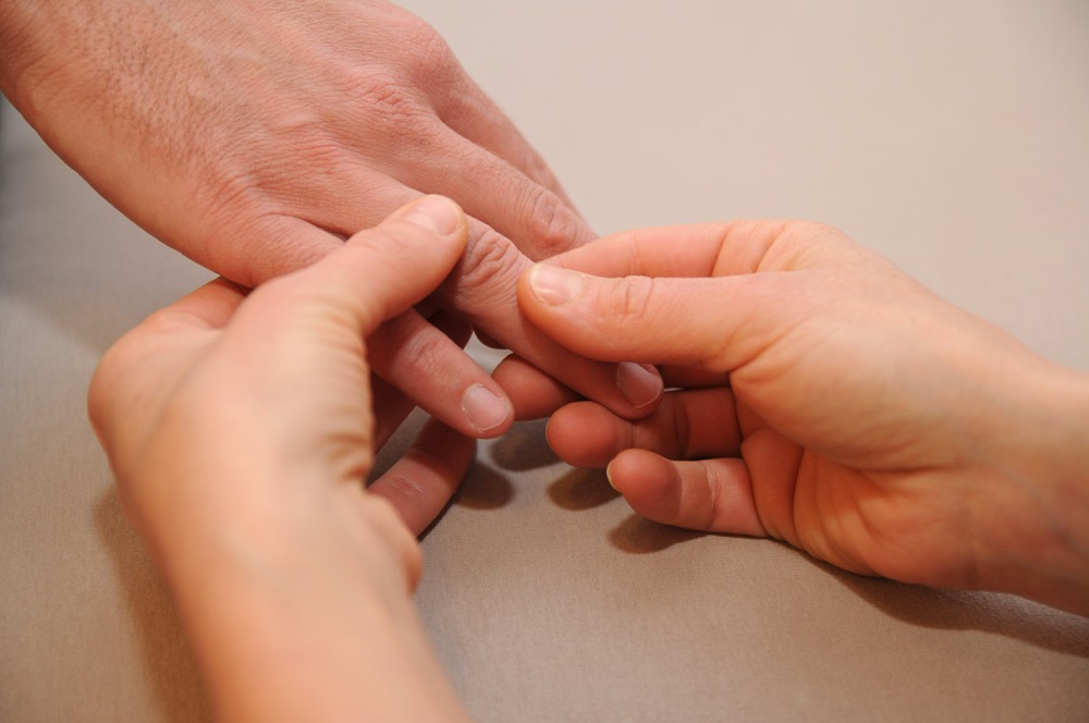 Junge liegend während Behandlung am Kopf
