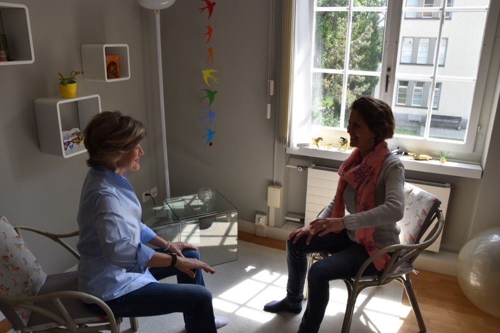 Junge liegend bei Craniosacraltherapie an den Augen